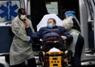 Sejumlah warga di sekitar Rumah Sakit Mount Sinai di Manhattan, New York City, Amerika Serikat, memberikan dukungan terhadap petugas medis, Senin (13/4) Foto: Reuters/Mike Segar