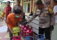 Kapolrers Sukabumi AKBP Marully Saat Ekspose Pelaku Gas oplosan di Polres Sukabumi//arahbicara.com